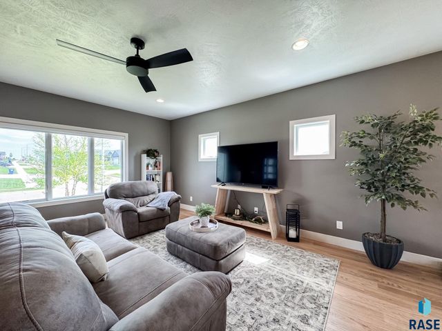 6913 E 37th St Street, Sioux Falls, SD 57110