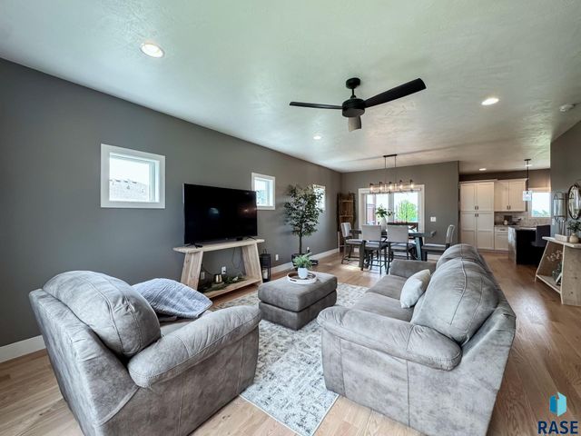 6913 E 37th St Street, Sioux Falls, SD 57110