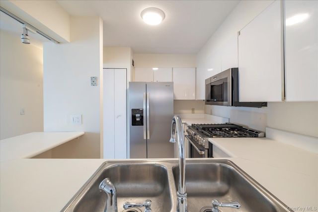 170 W Broadway 4H, Long Beach, NY 11561