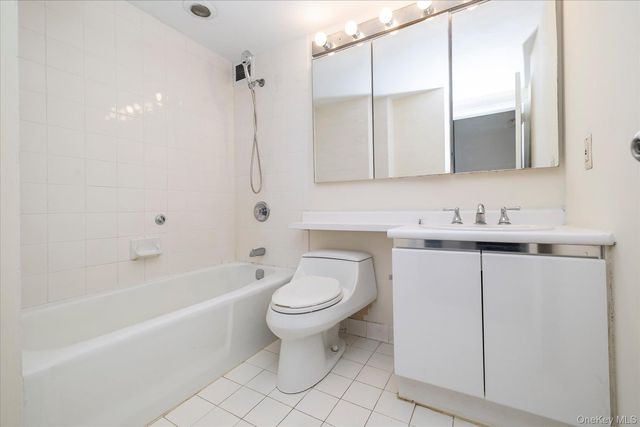 170 W Broadway 4H, Long Beach, NY 11561