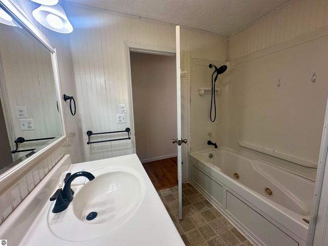 8398 W Whispering Pines, Lake City, MI 49651