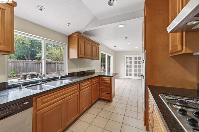 2465 Mountain View Dr, Concord, CA 94520