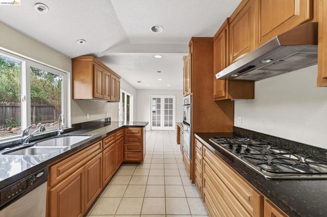 2465 Mountain View Dr, Concord, CA 94520