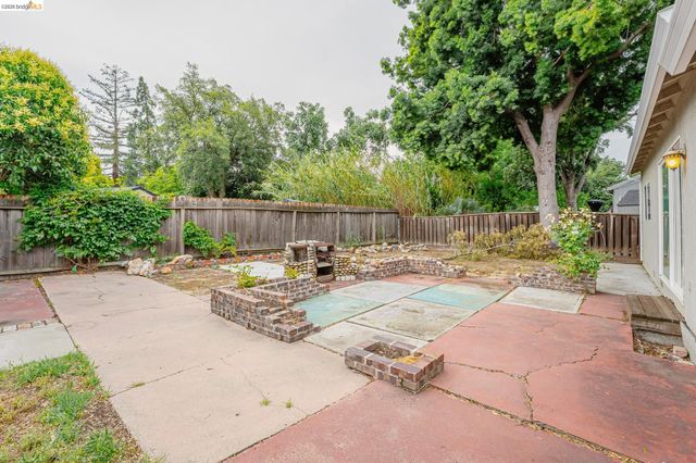 2465 Mountain View Dr, Concord, CA 94520