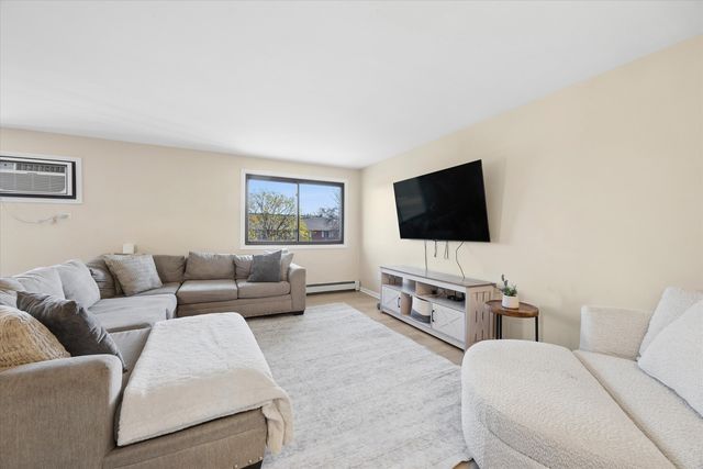 1240 S LORRAINE Road 3B, Wheaton, IL 60189