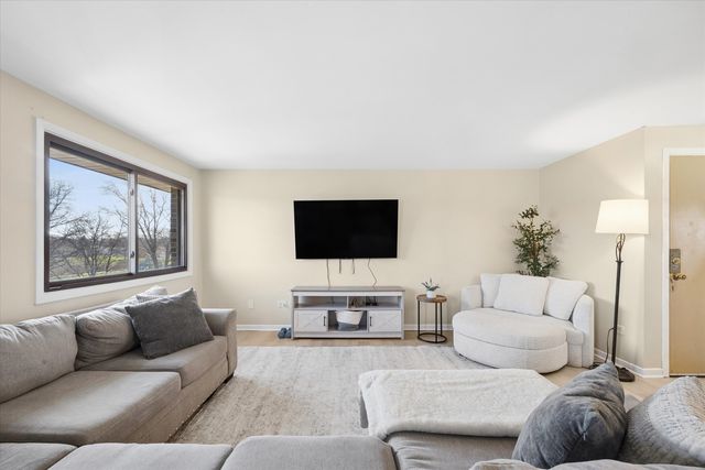 1240 S LORRAINE Road 3B, Wheaton, IL 60189