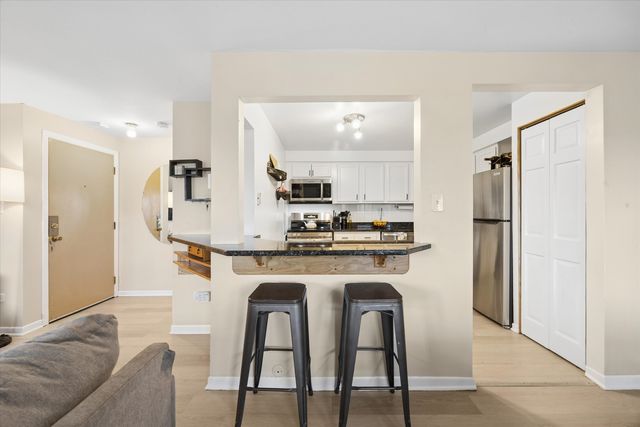 1240 S LORRAINE Road 3B, Wheaton, IL 60189