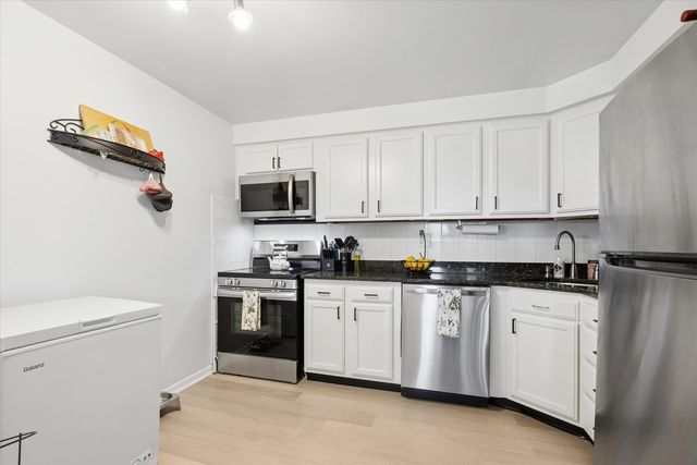 1240 S LORRAINE Road 3B, Wheaton, IL 60189