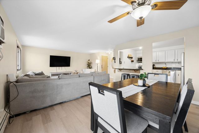 1240 S LORRAINE Road 3B, Wheaton, IL 60189