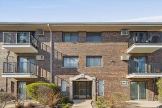 1240 S LORRAINE Road 3B, Wheaton, IL 60189