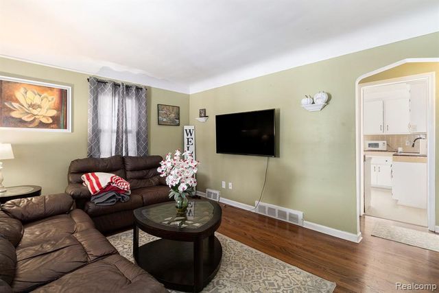 21108 Bon Heur Street, Saint Clair Shores, MI 48081