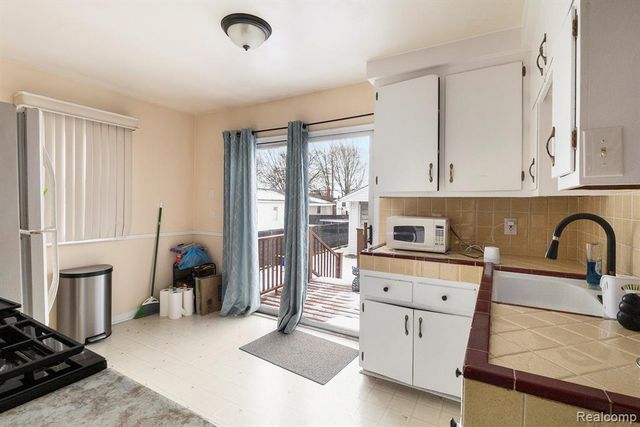 21108 Bon Heur Street, Saint Clair Shores, MI 48081