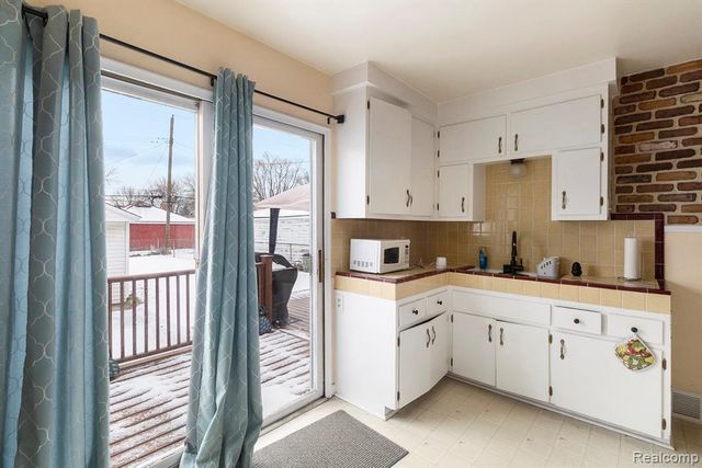 21108 Bon Heur Street, Saint Clair Shores, MI 48081