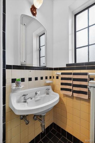 66 Bellerive Acres, St Louis, MO 63121