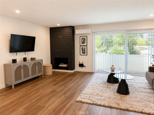 2449 N Beachwood Drive 10, Hollywood Hills, CA 90068