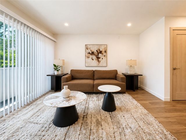 2449 N Beachwood Drive 10, Hollywood Hills, CA 90068