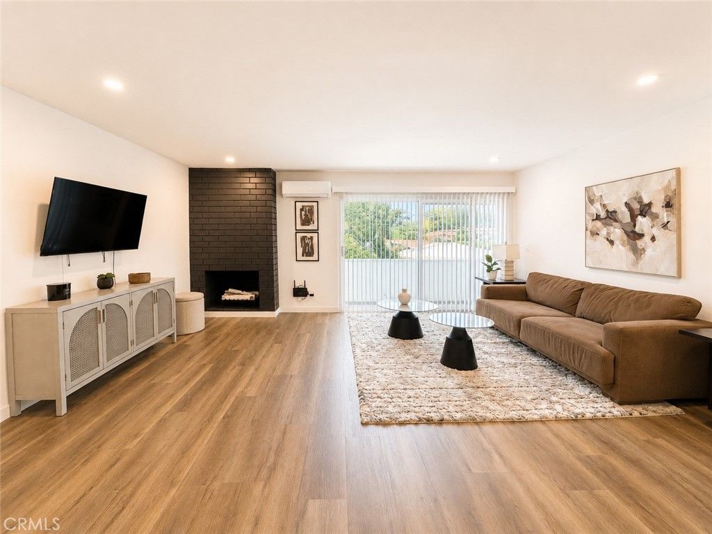 2449 N Beachwood Drive 10, Hollywood Hills, CA 90068
