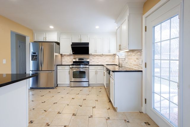 10 Bellwood Way, Framingham, MA 01701