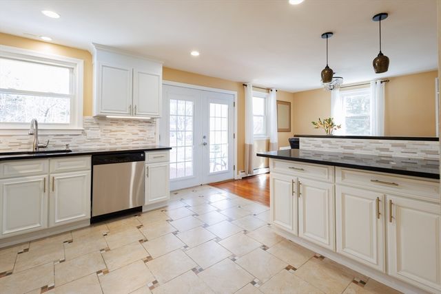 10 Bellwood Way, Framingham, MA 01701