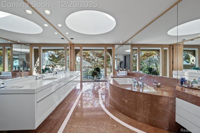 3317 W Shore Drive, Orchard Lake Village, MI 48324