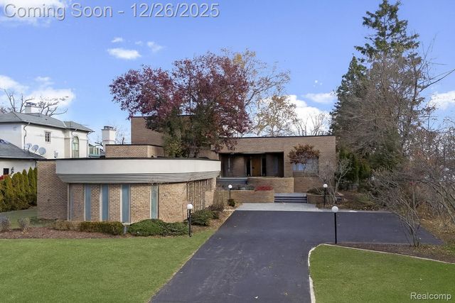 3317 W Shore Drive, Orchard Lake Village, MI 48324