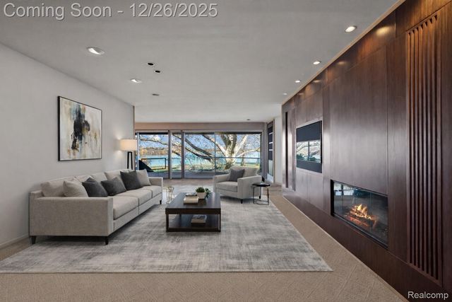 3317 W Shore Drive, Orchard Lake Village, MI 48324