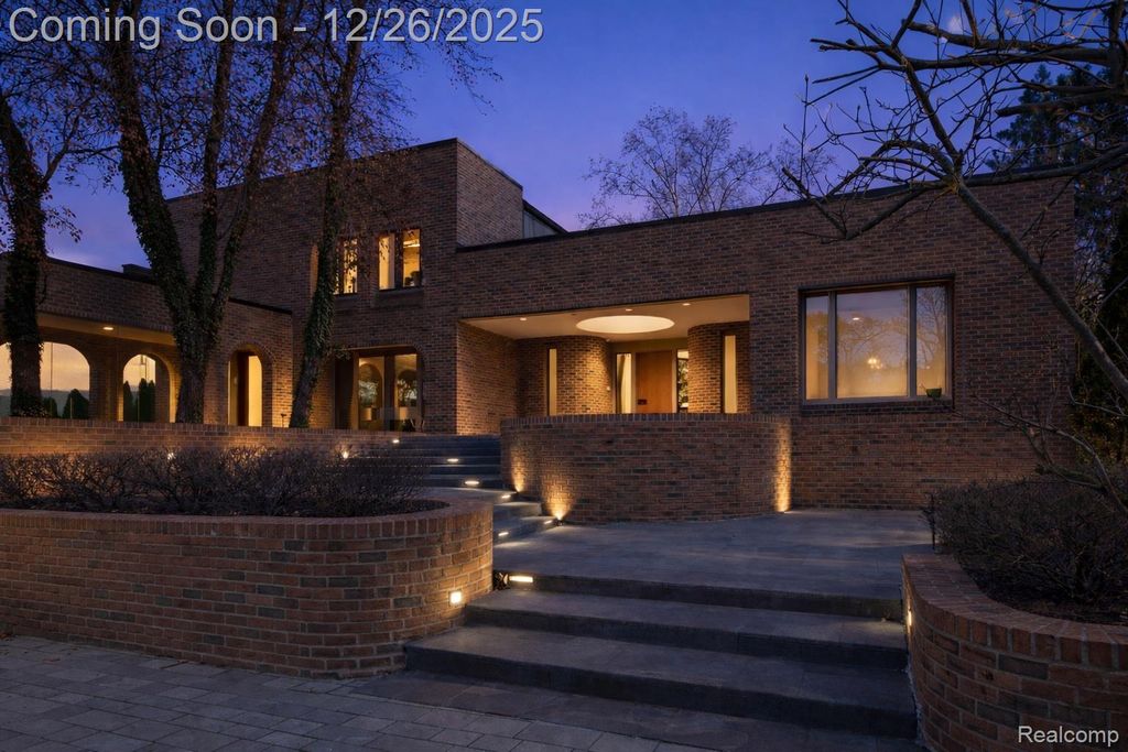 3317 W Shore Drive, Orchard Lake Village, MI 48324