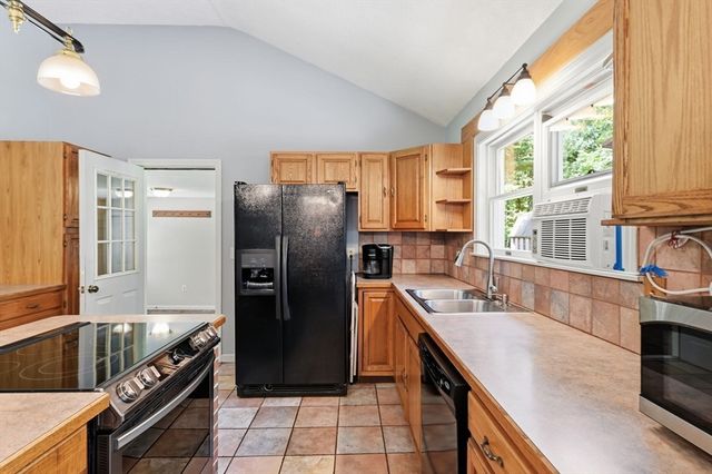 414 Mountain Rd, Holyoke, MA 01040