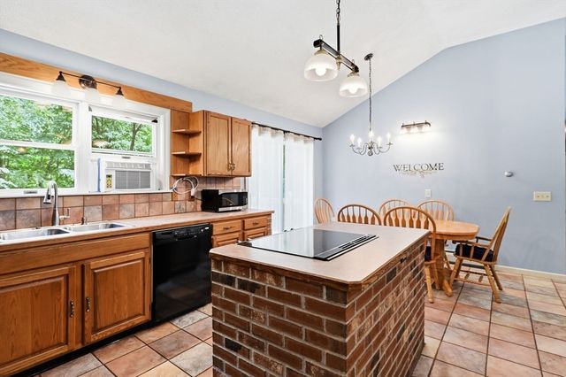 414 Mountain Rd, Holyoke, MA 01040