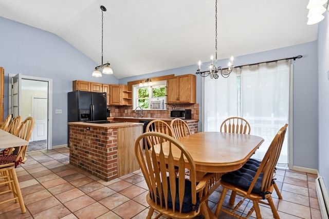 414 Mountain Rd, Holyoke, MA 01040