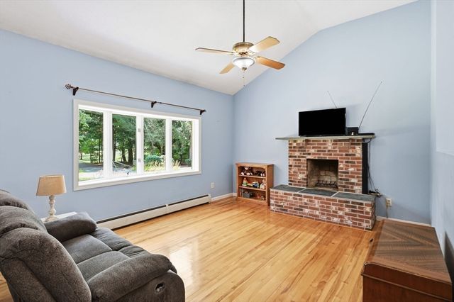 414 Mountain Rd, Holyoke, MA 01040