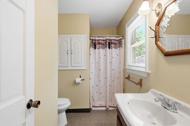 414 Mountain Rd, Holyoke, MA 01040
