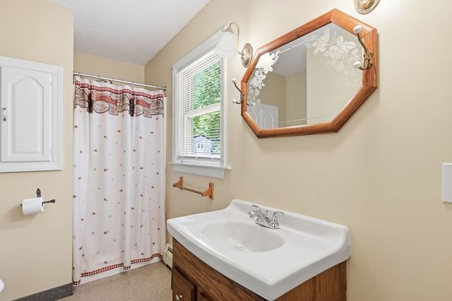 414 Mountain Rd, Holyoke, MA 01040