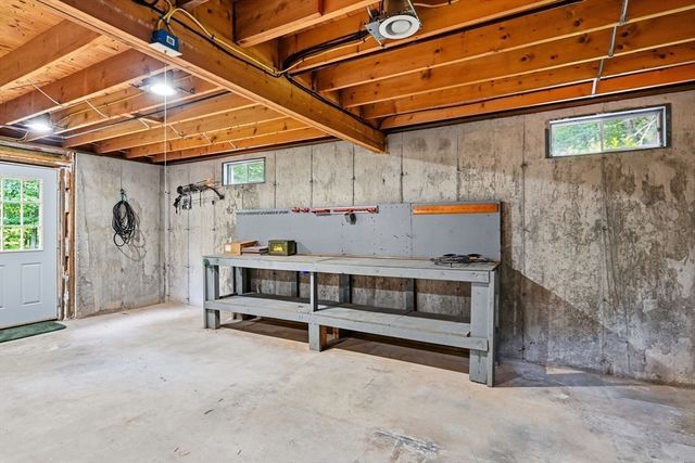 414 Mountain Rd, Holyoke, MA 01040