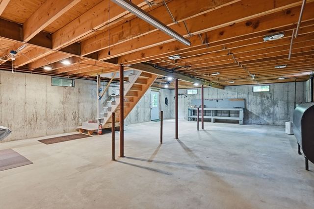 414 Mountain Rd, Holyoke, MA 01040