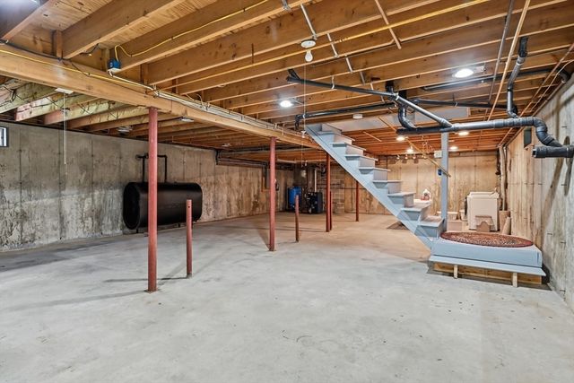 414 Mountain Rd, Holyoke, MA 01040
