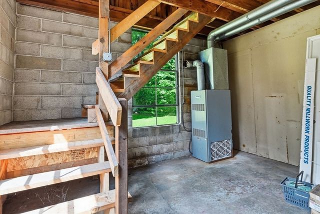 414 Mountain Rd, Holyoke, MA 01040