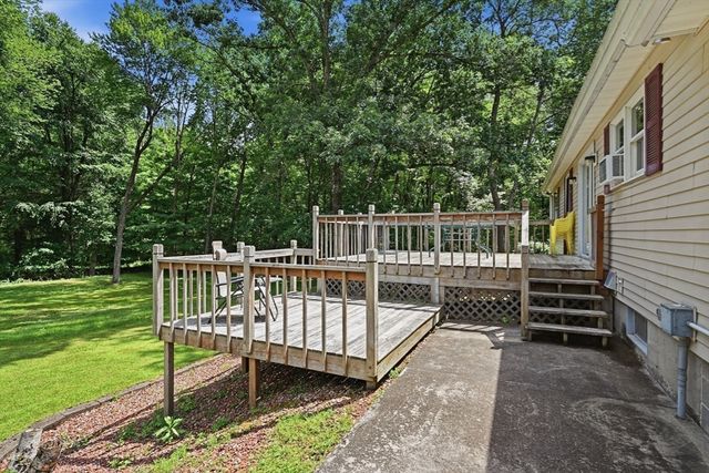 414 Mountain Rd, Holyoke, MA 01040