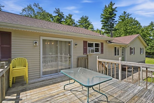 414 Mountain Rd, Holyoke, MA 01040