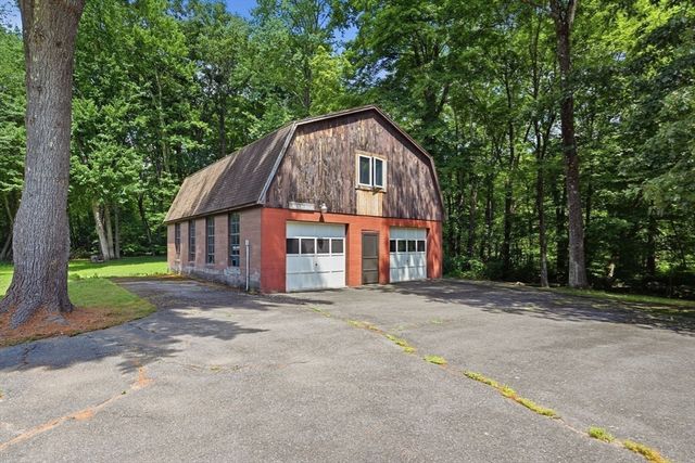 414 Mountain Rd, Holyoke, MA 01040