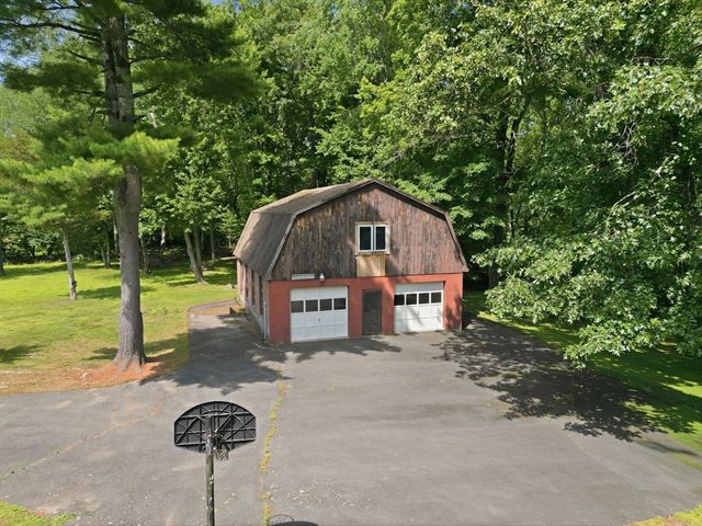 414 Mountain Rd, Holyoke, MA 01040