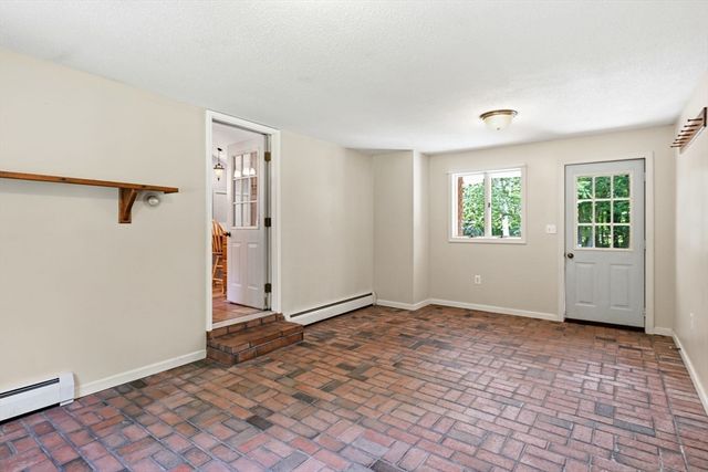 414 Mountain Rd, Holyoke, MA 01040