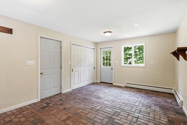 414 Mountain Rd, Holyoke, MA 01040