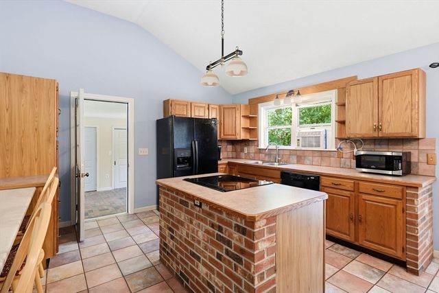 414 Mountain Rd, Holyoke, MA 01040