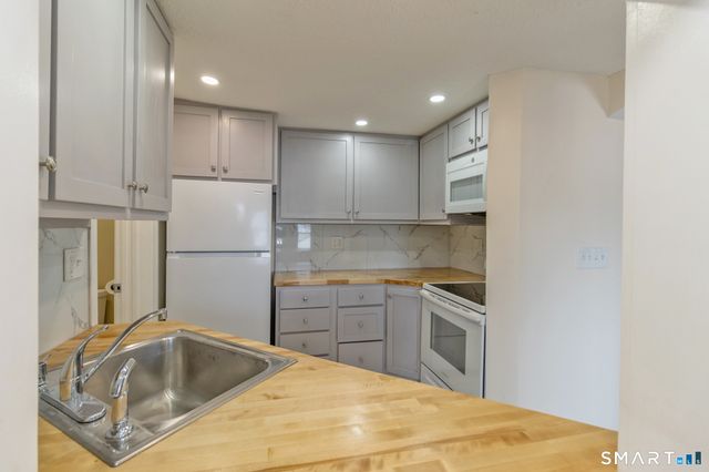 15 Waterview Circle, East Hampton, CT 06424