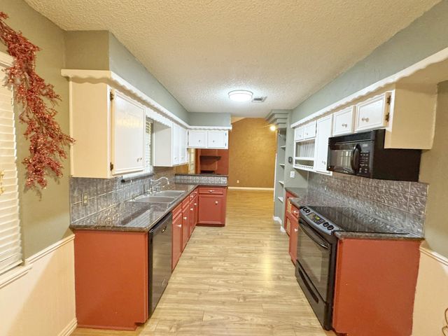 609 Roene Lane, West Columbia, TX 77486