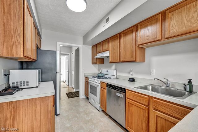 8319 Robinwood Terrace, Macedonia, OH 44056