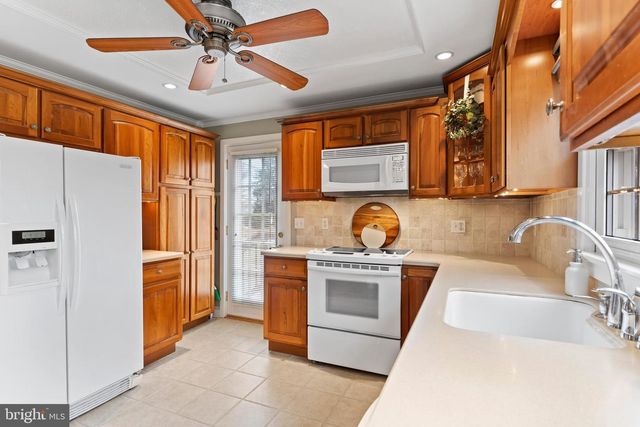 6507 JONESTOWN RD, Harrisburg, PA 17112