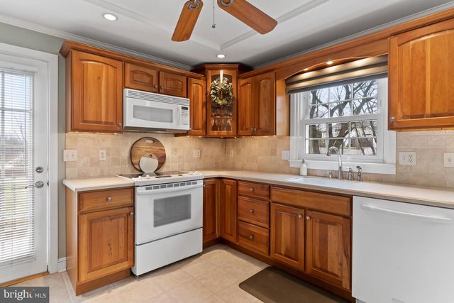 6507 JONESTOWN RD, Harrisburg, PA 17112