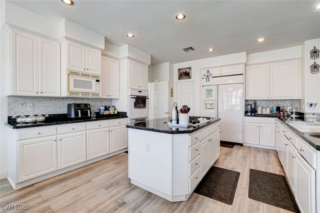 2496 Ram Crossing Way, Henderson, NV 89074